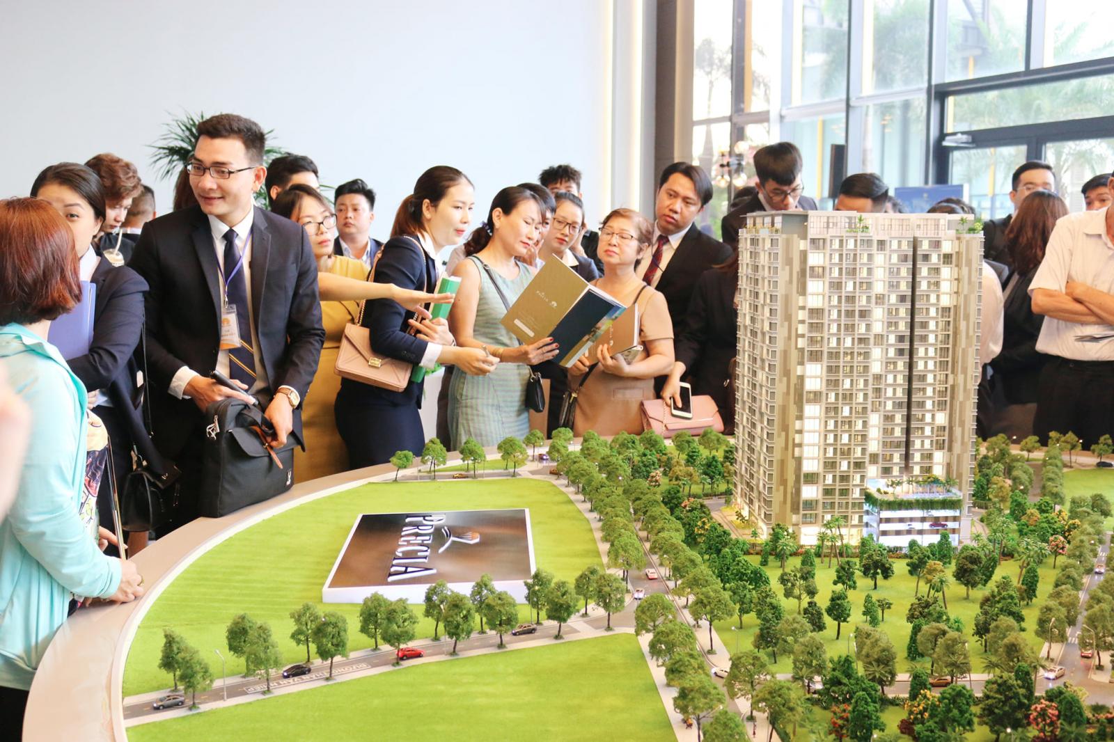 H&igrave;nh ảnh kh&aacute;ch h&agrave;ng giao dịch