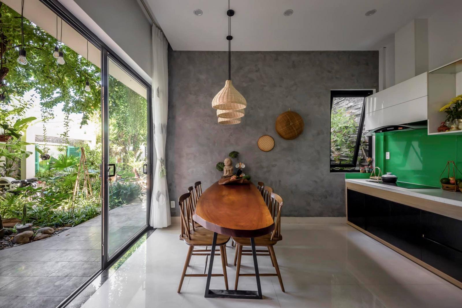 Gia chủ c&oacute; thể vừa d&ugrave;ng bữa, vừa cảm nhận những cơn gi&oacute; m&aacute;t mẻ từ khoảng vườn xanh tươi thổi v&agrave;o nh&agrave;. 