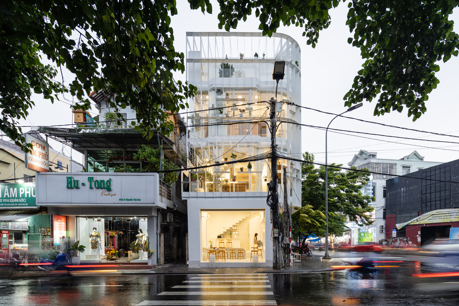 to&agrave;n cảnh nh&agrave; phố kết hợp qu&aacute;n c&agrave; ph&ecirc; ở Huế với t&ocirc;ng m&agrave;u trắng chủ đạo