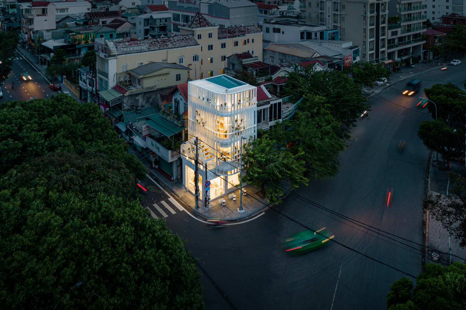 To&agrave;n cảnh ng&ocirc;i nh&agrave; về đ&ecirc;m tr&ocirc;ng thật nổi bật.