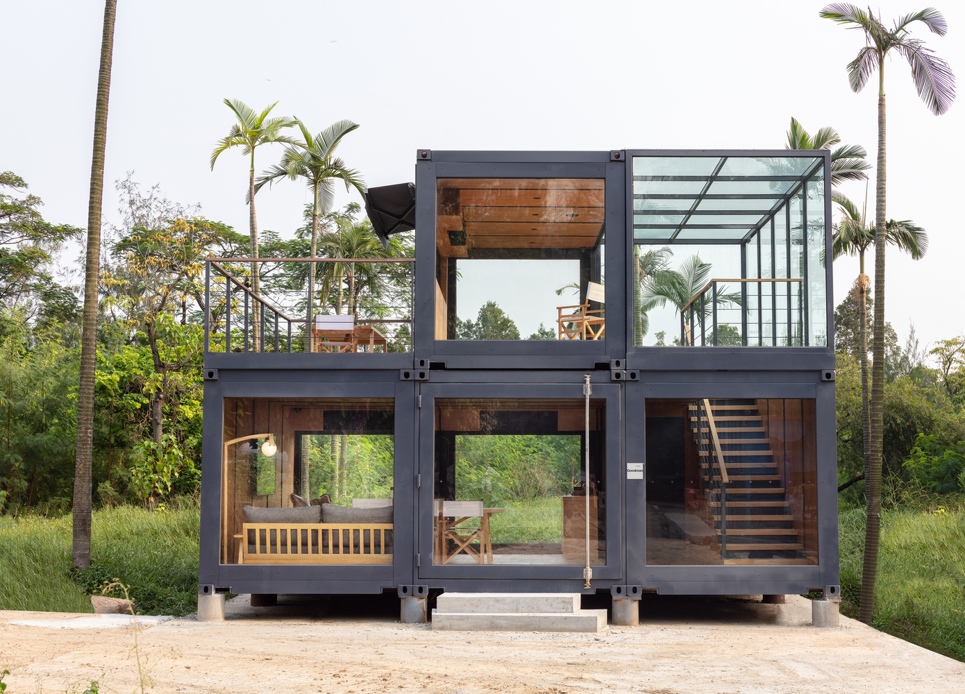 ng&ocirc;i nh&agrave; khung th&eacute;p m&agrave;u đen được x&acirc;y dựng theo kiểu m&ocirc;-đun