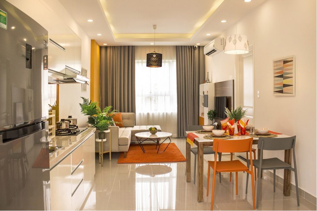 bên trong phòng khách của một căn hộ chung cư
