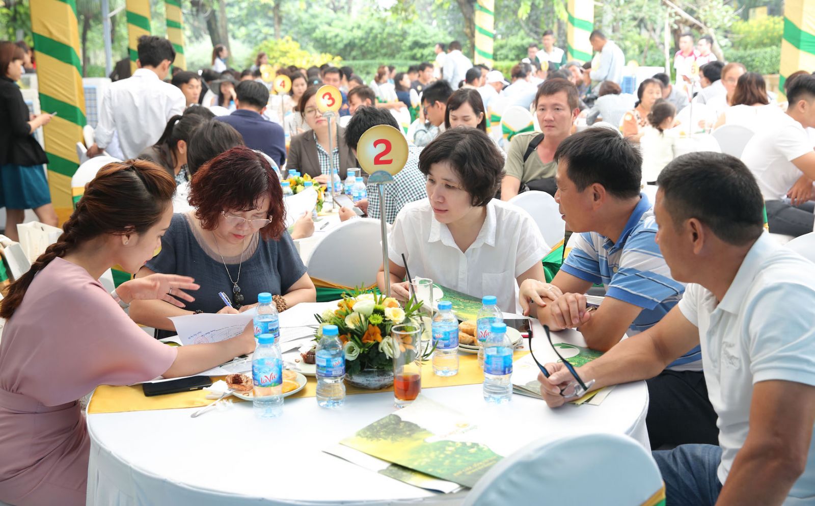 Kh&aacute;ch h&agrave;ng mua nh&agrave; t&igrave;m hiểu dự &aacute;n