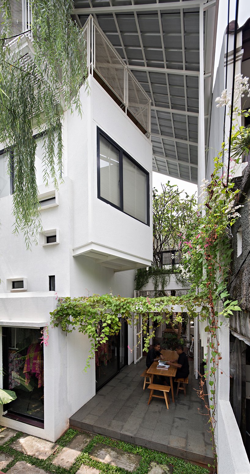 cận cảnh kh&ocirc;ng gian l&agrave;m việc ở tầng trệt ng&ocirc;i nh&agrave;