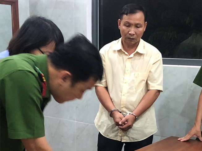 người đ&agrave;n &ocirc;ng bị bắt