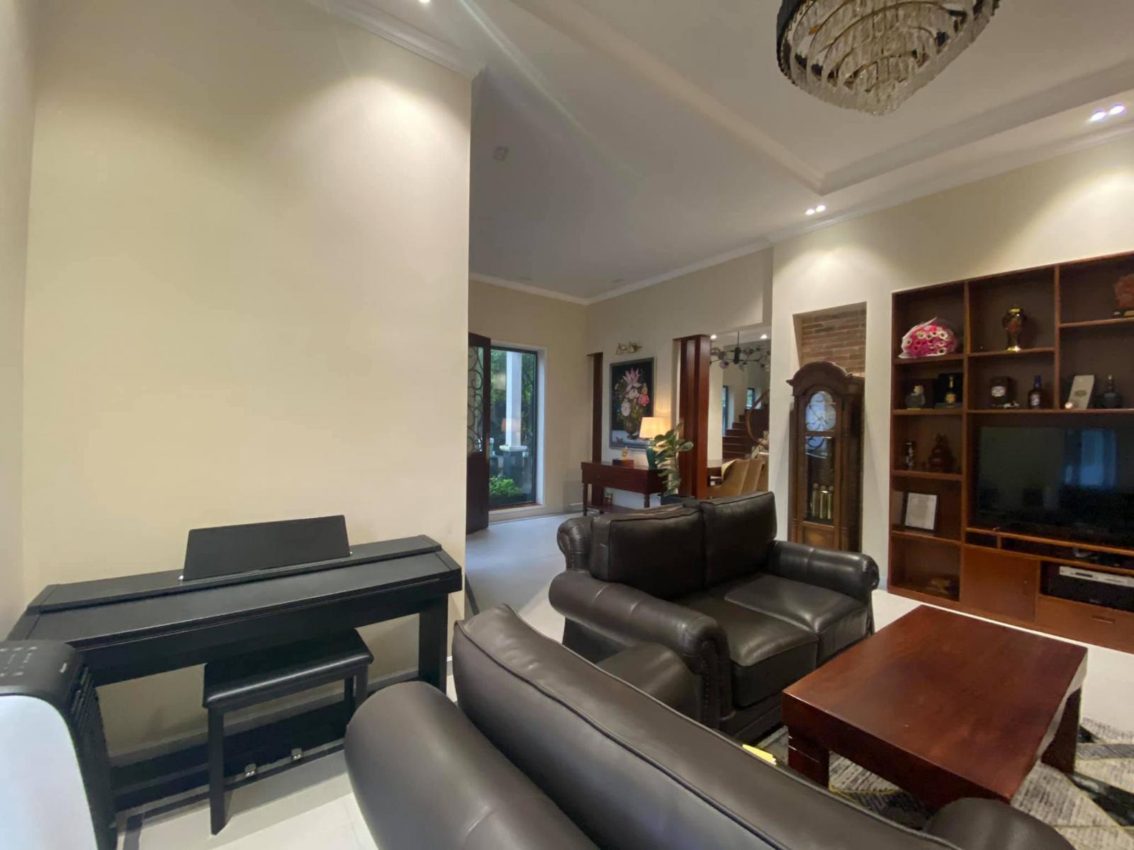 Bộ sofa bằng da nhập khẩu từ &Yacute;, do thợ địa phương thực hiện theo y&ecirc;u cầu của gia chủ.