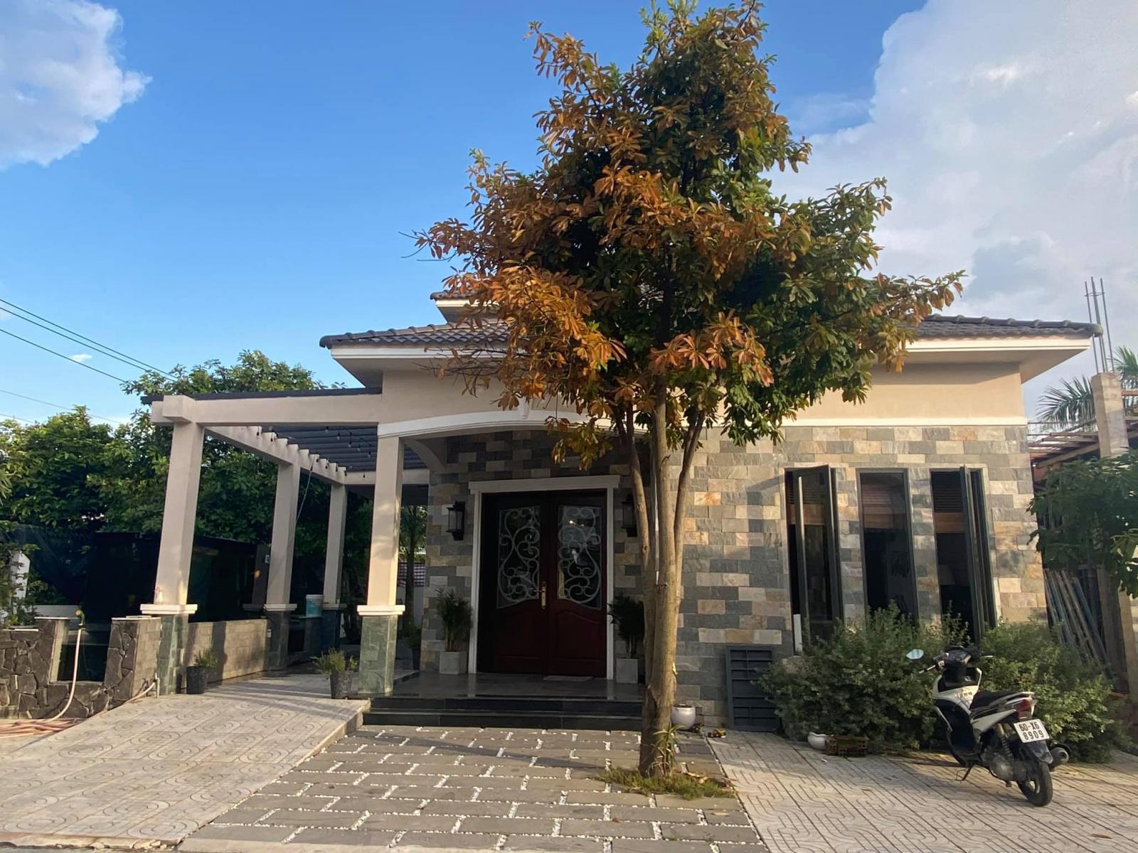 Mặt tiền ng&ocirc;i nh&agrave; phong c&aacute;ch Mỹ 
