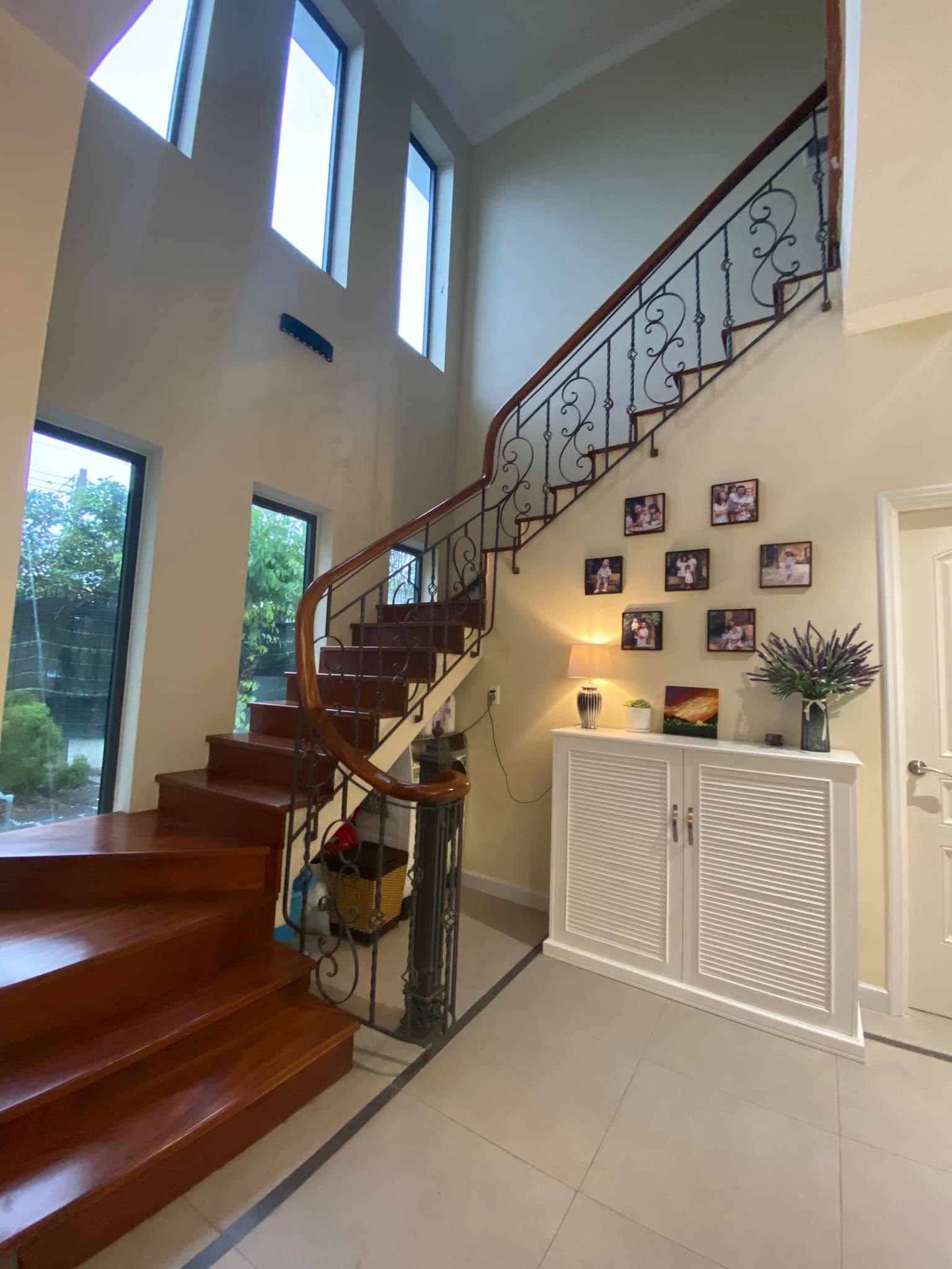 Khu vực cầu thang tho&aacute;ng, s&aacute;ng nhờ tận dụng tốt &aacute;nh s&aacute;ng tự nhi&ecirc;n.