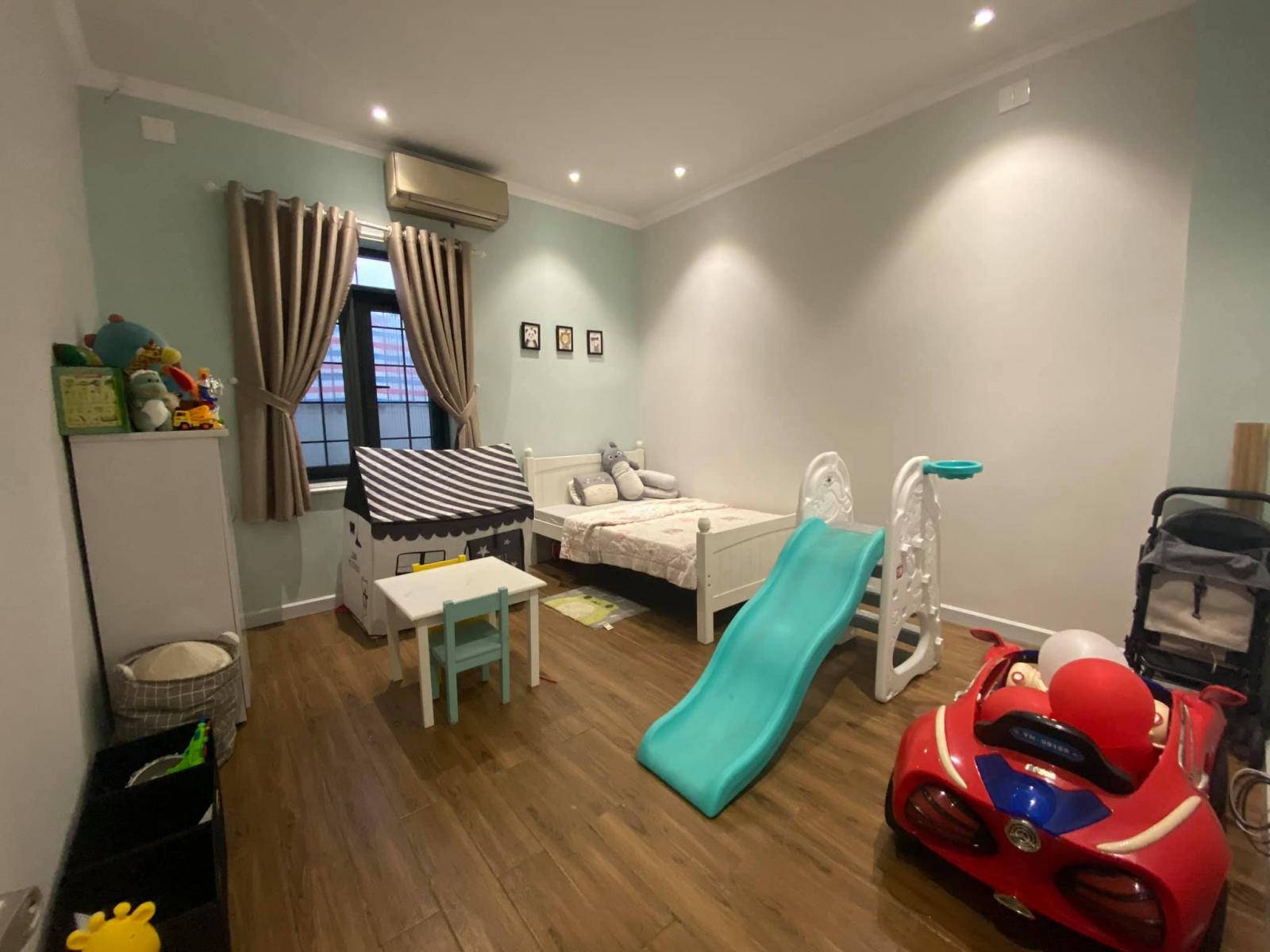Ph&ograve;ng ngủ của con trai với nhiều đồ chơi để b&eacute; thỏa sức vui đ&ugrave;a, hoạt động.