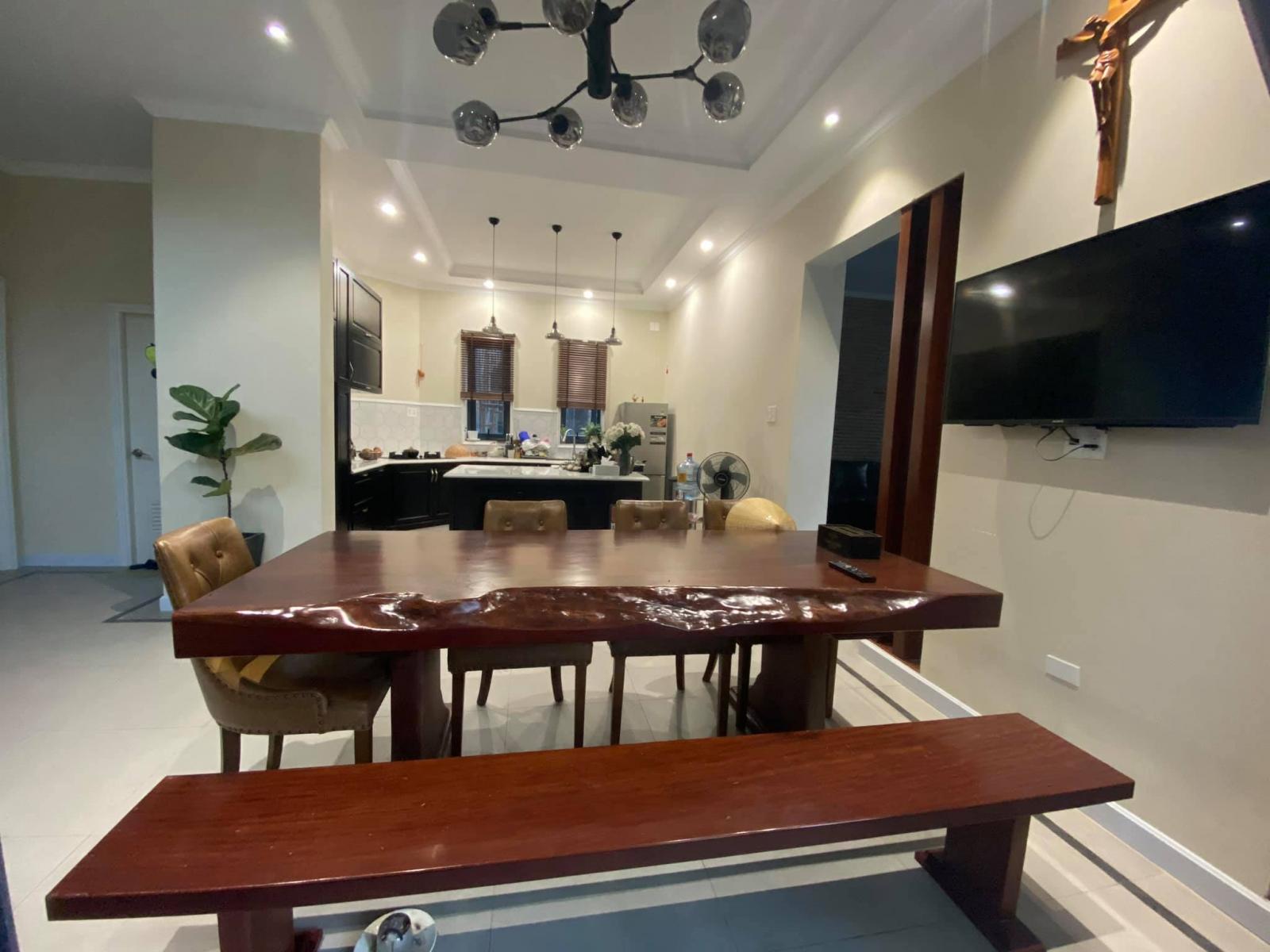 Kh&ocirc;ng gian bếp nh&igrave;n từ b&agrave;n ăn.