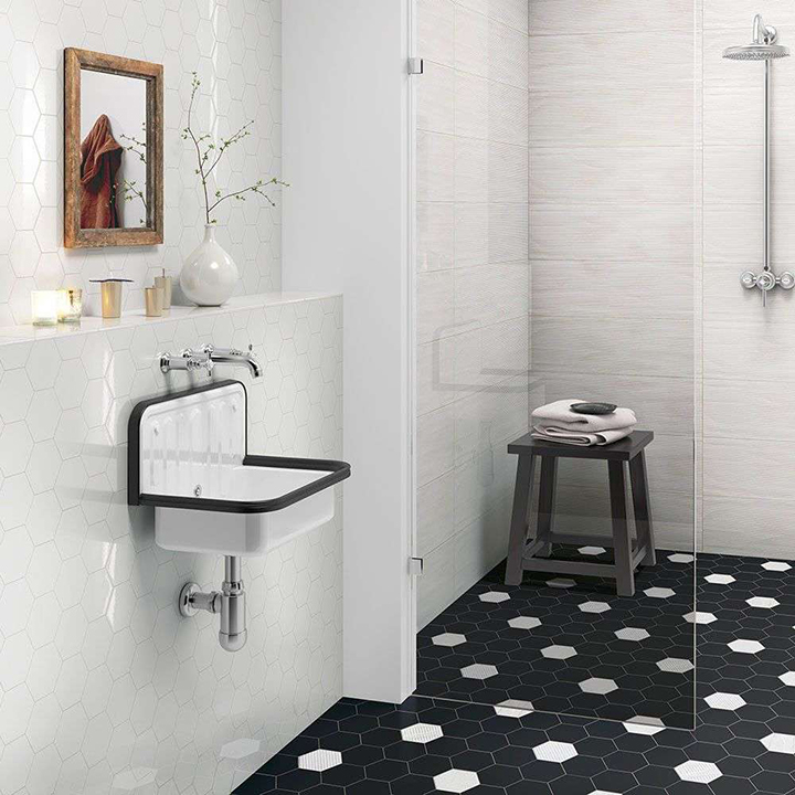 Lat gạch lục gi&aacute;c xen kẽ hai m&agrave;u đen trắng
