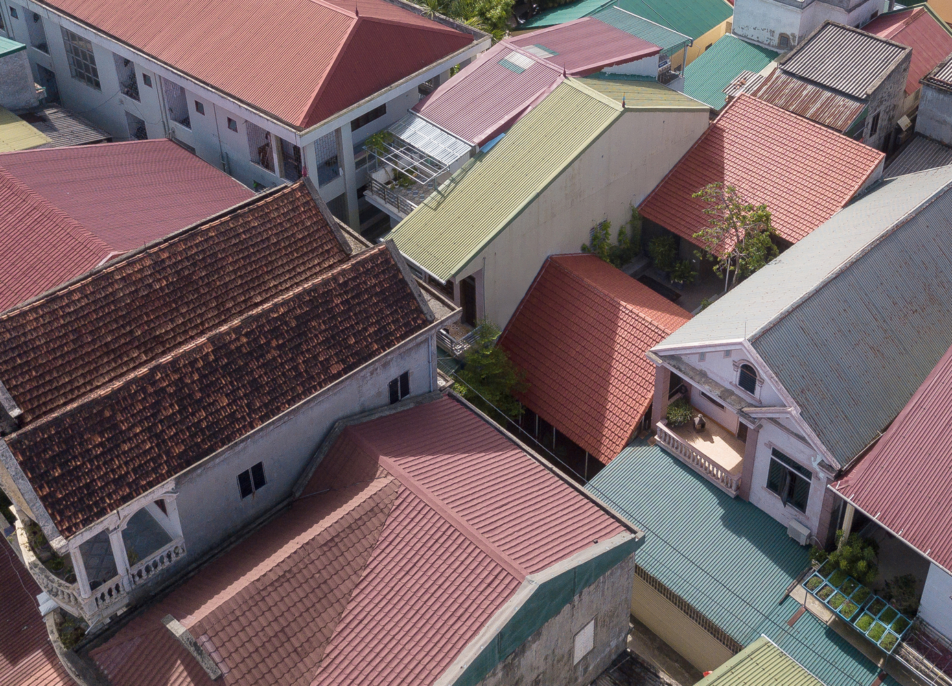 Bị bao quanh bởi nhiều c&ocirc;ng tr&igrave;nh cao tầng nhưng ng&ocirc;i nh&agrave; vẫn rất tho&aacute;ng s&aacute;ng.