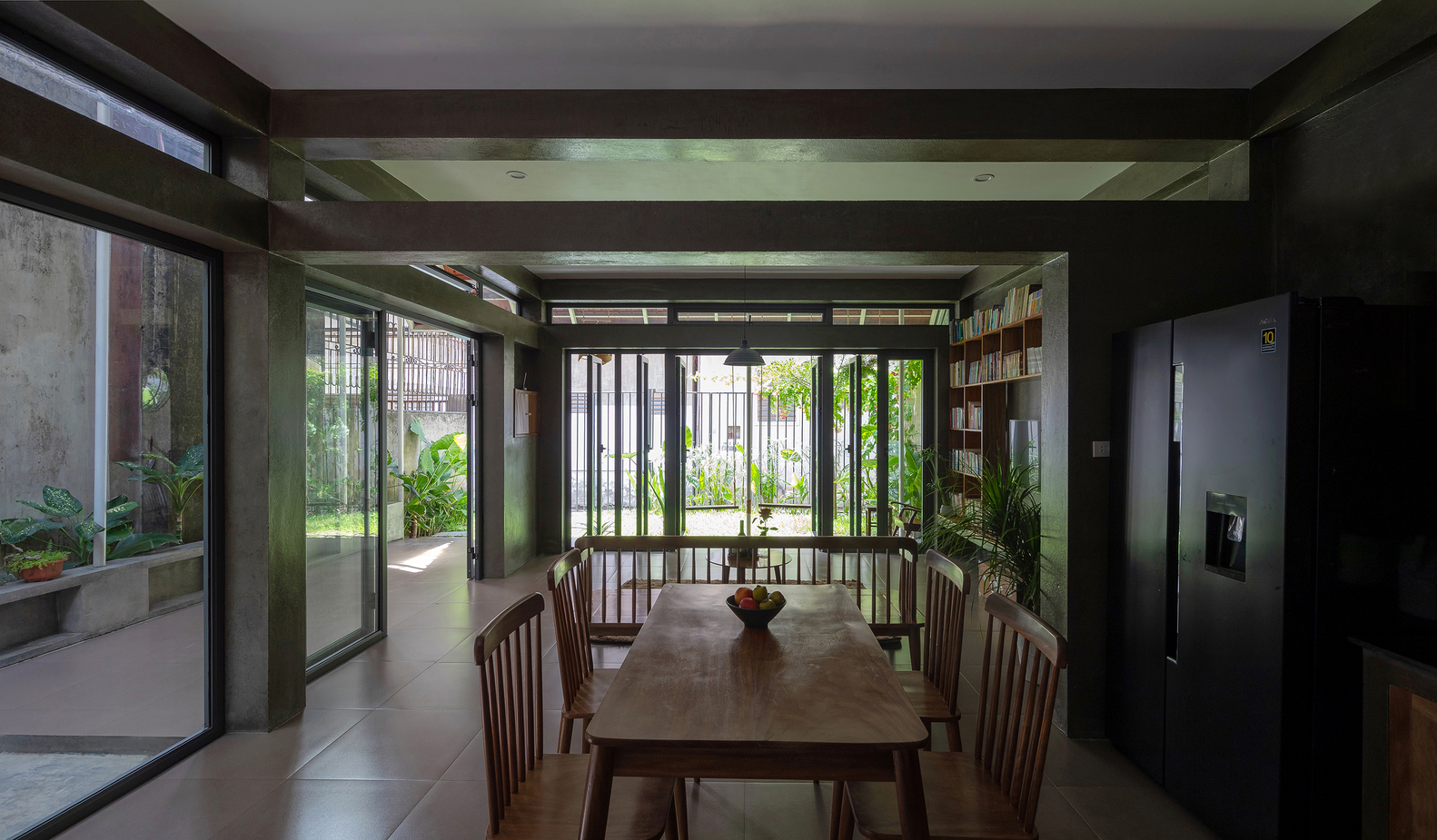 ph&ograve;ng ăn đẹp với bộ b&agrave;n ghế bằng gỗ mộc mạc