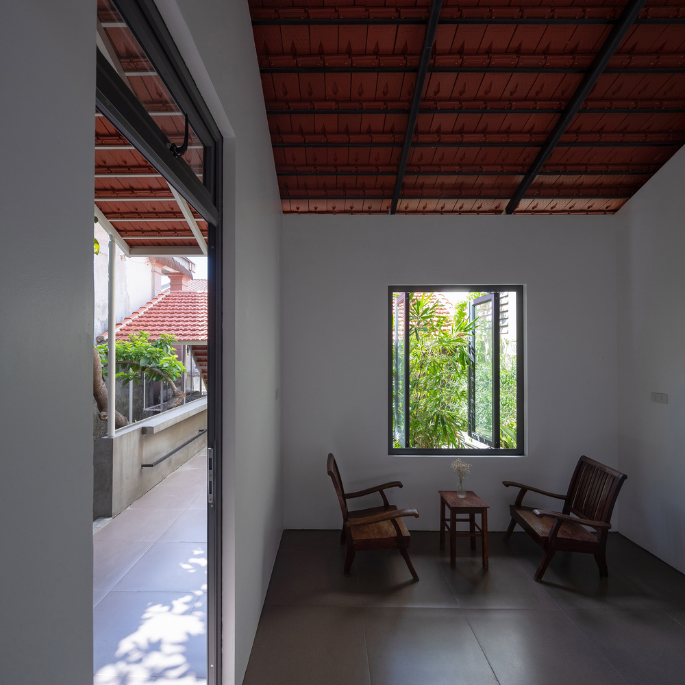 ph&ograve;ng đọc s&aacute;ch, uống tr&agrave; với b&agrave;n ghế gỗ nhỏ gọn, mộc mạc