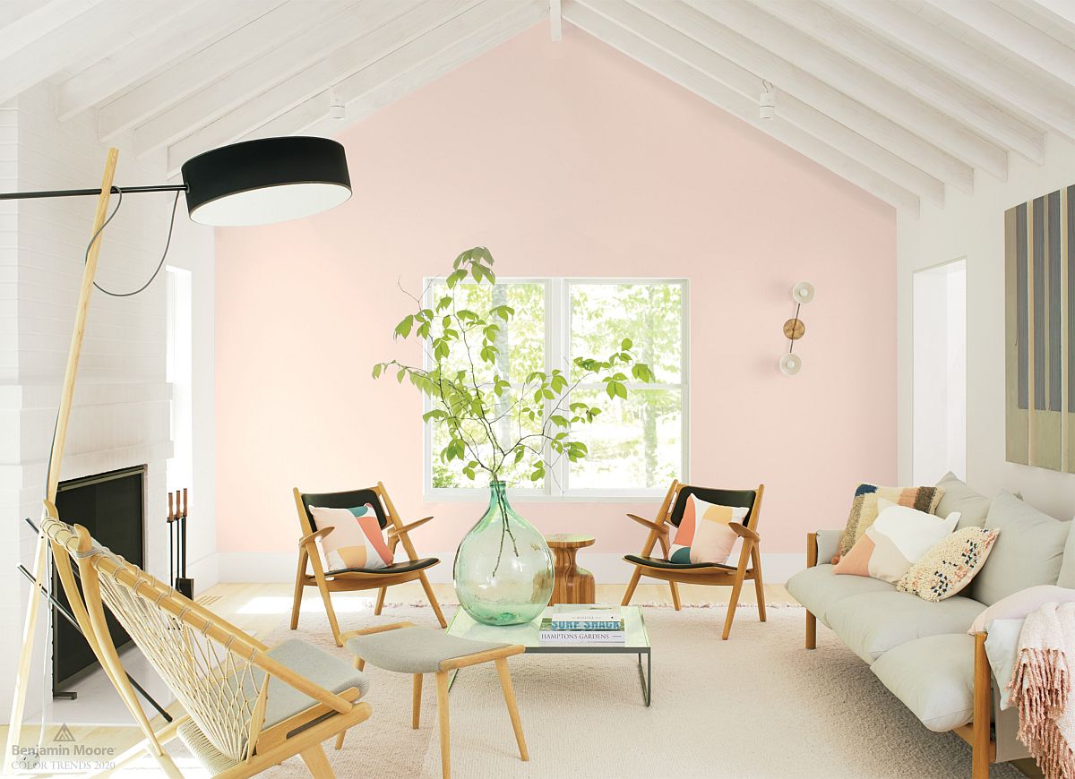 Sự pha trộn rực rỡ giữa phong c&aacute;ch Nhật Bản v&agrave; Scandinavia trong ph&ograve;ng kh&aacute;ch nhỏ với bức tường m&agrave;u hồng phấn nhẹ nh&agrave;ng, l&atilde;ng mạn.