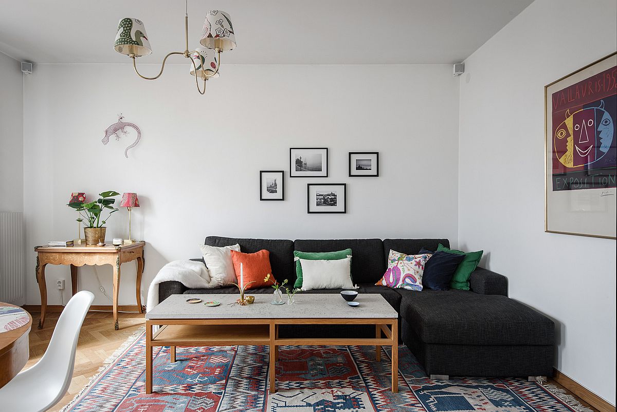 Bộ ghế sofa m&agrave;u đen mang đến c&aacute;i nh&igrave;n mới lạ, đồng thời tạo điểm nhấn h&uacute;t mắt cho ph&ograve;ng kh&aacute;ch phong c&aacute;ch Scandinavian.