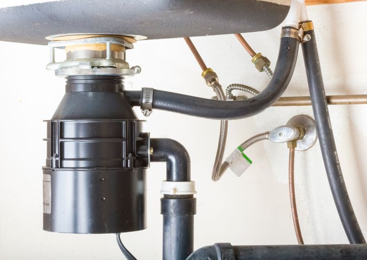 Cần xử lý rác cho bồn rửa bát để tránh tắc nghẽn đường ống thoát nước.