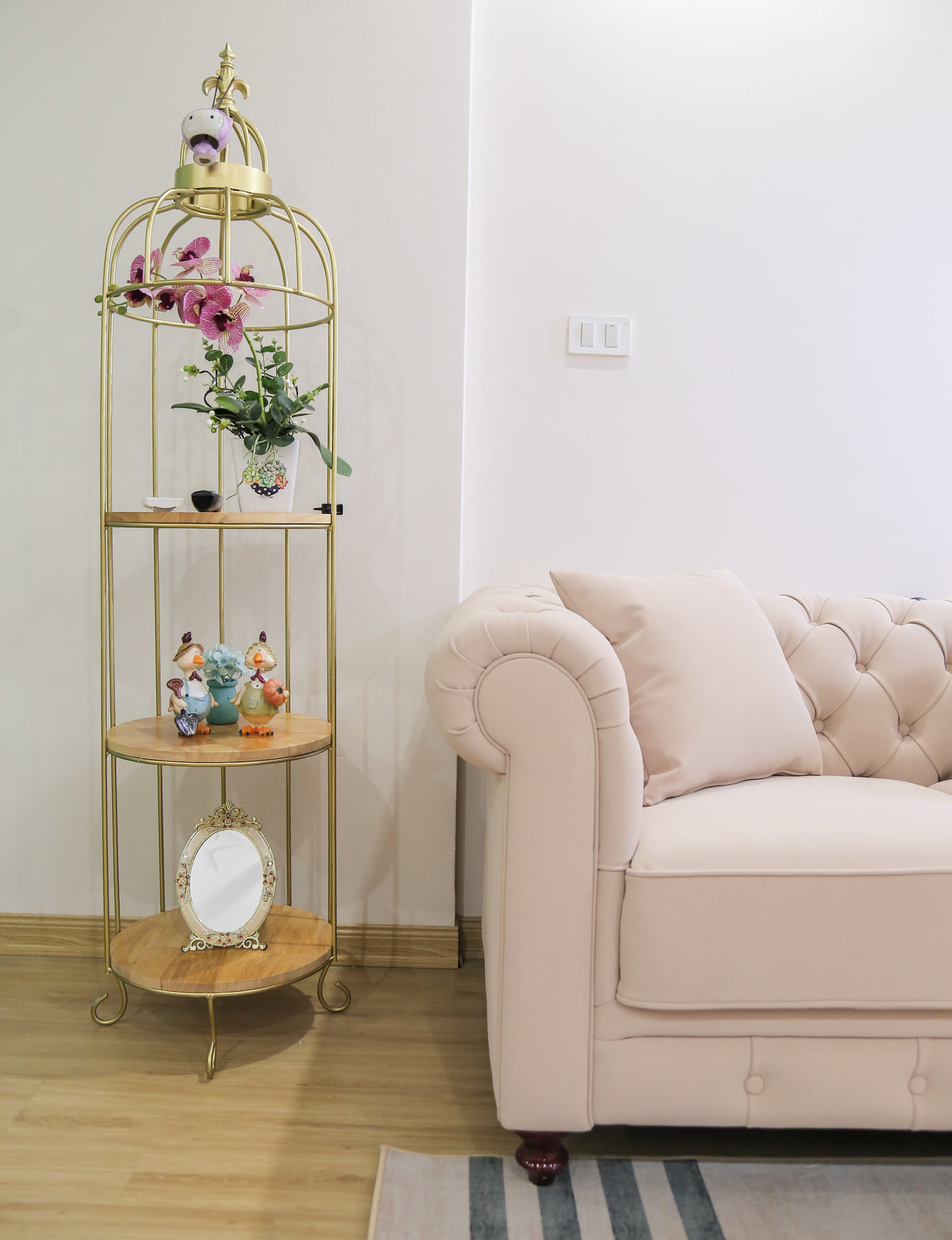Những m&oacute;n đồ trang tr&iacute; dễ thương, ph&ugrave; hợp với phong c&aacute;ch trang nh&atilde;, nữ t&iacute;nh của căn hộ.