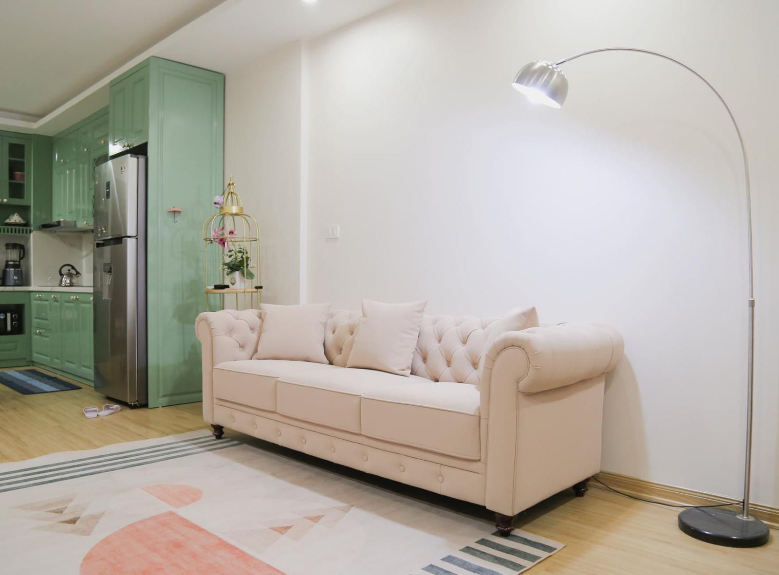 Sofa xinh xắn b&ecirc;n cạnh chiếc đ&egrave;n c&acirc;y thiết kế hiện đại