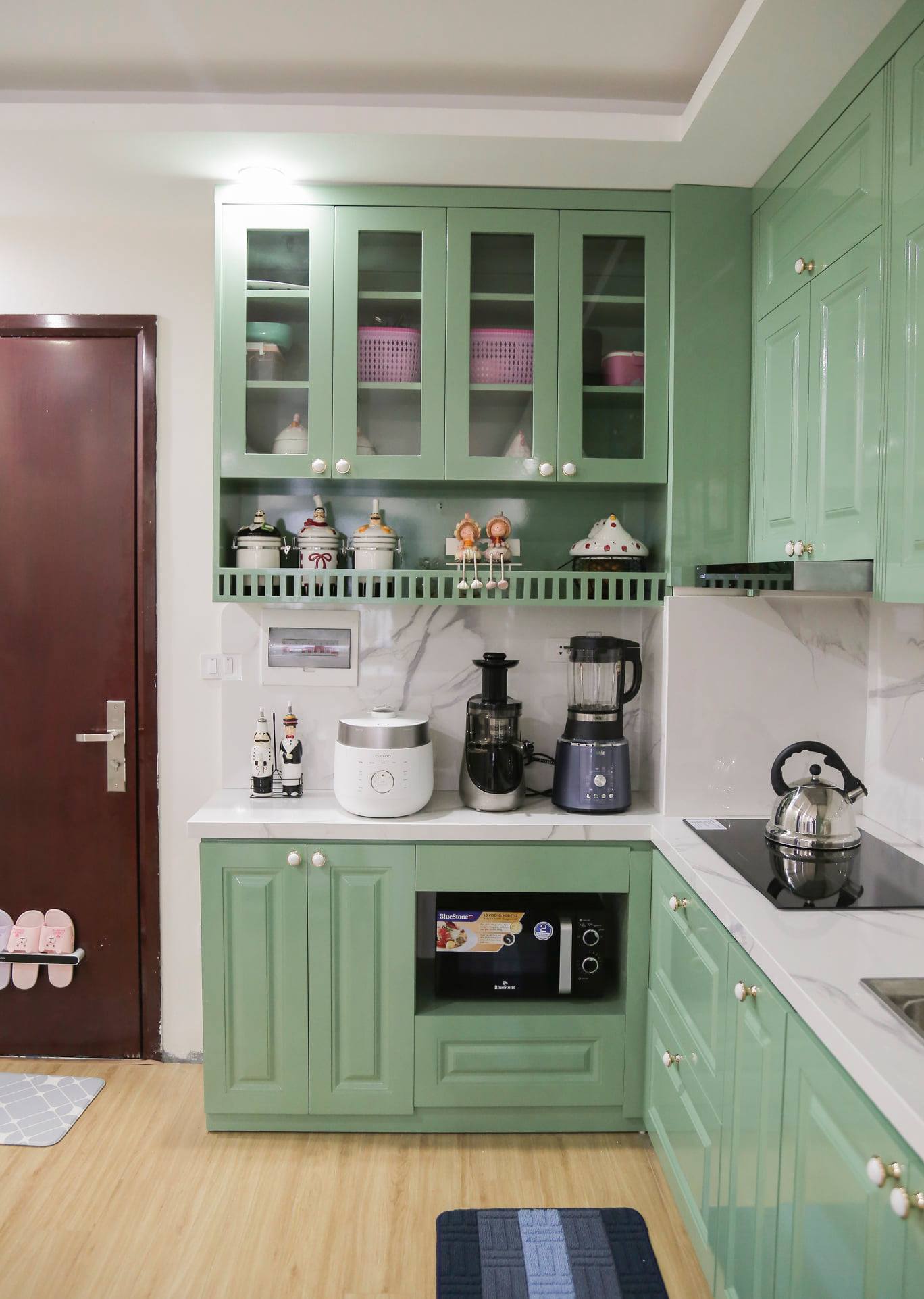 Hệ thống tủ bếp l&agrave;m bằng gỗ MDF Th&aacute;i Lan chống ẩm, phủ chất liệu Melamin.