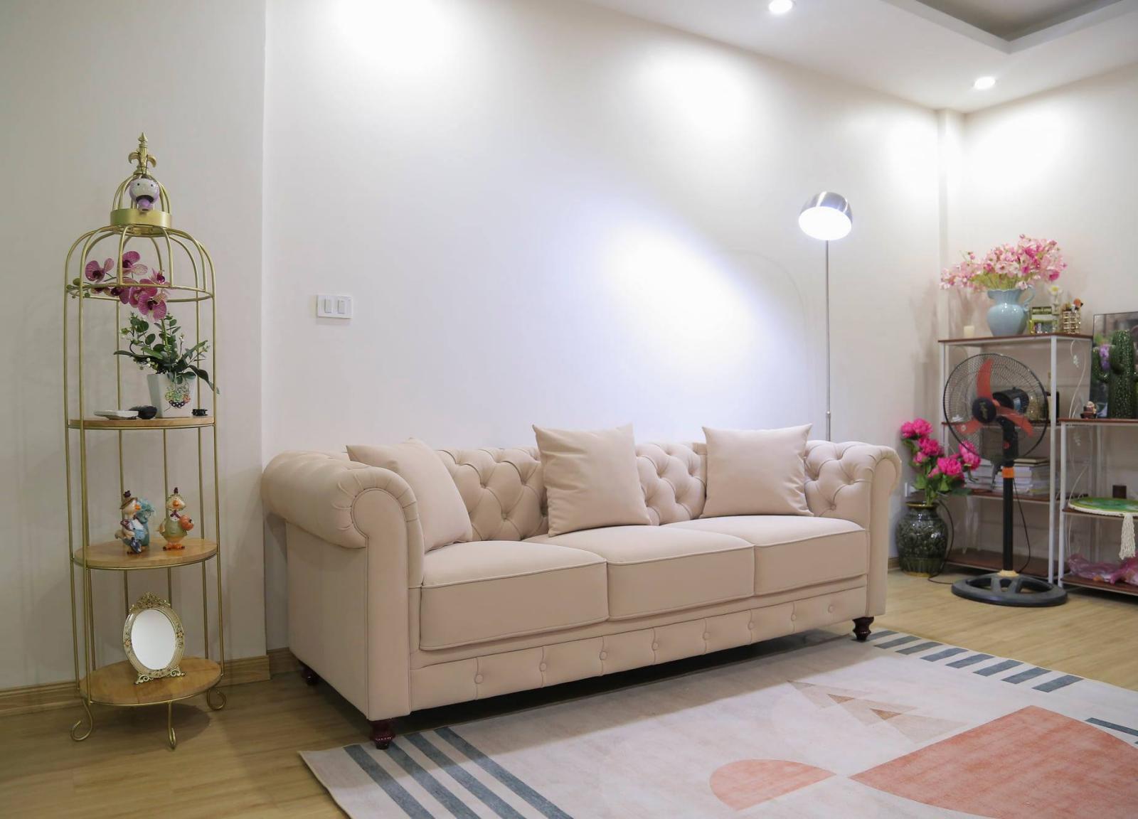 Ph&ograve;ng kh&aacute;ch t&ocirc;ng s&aacute;ng với thiết kế đơn giản, "sang vừa đủ".