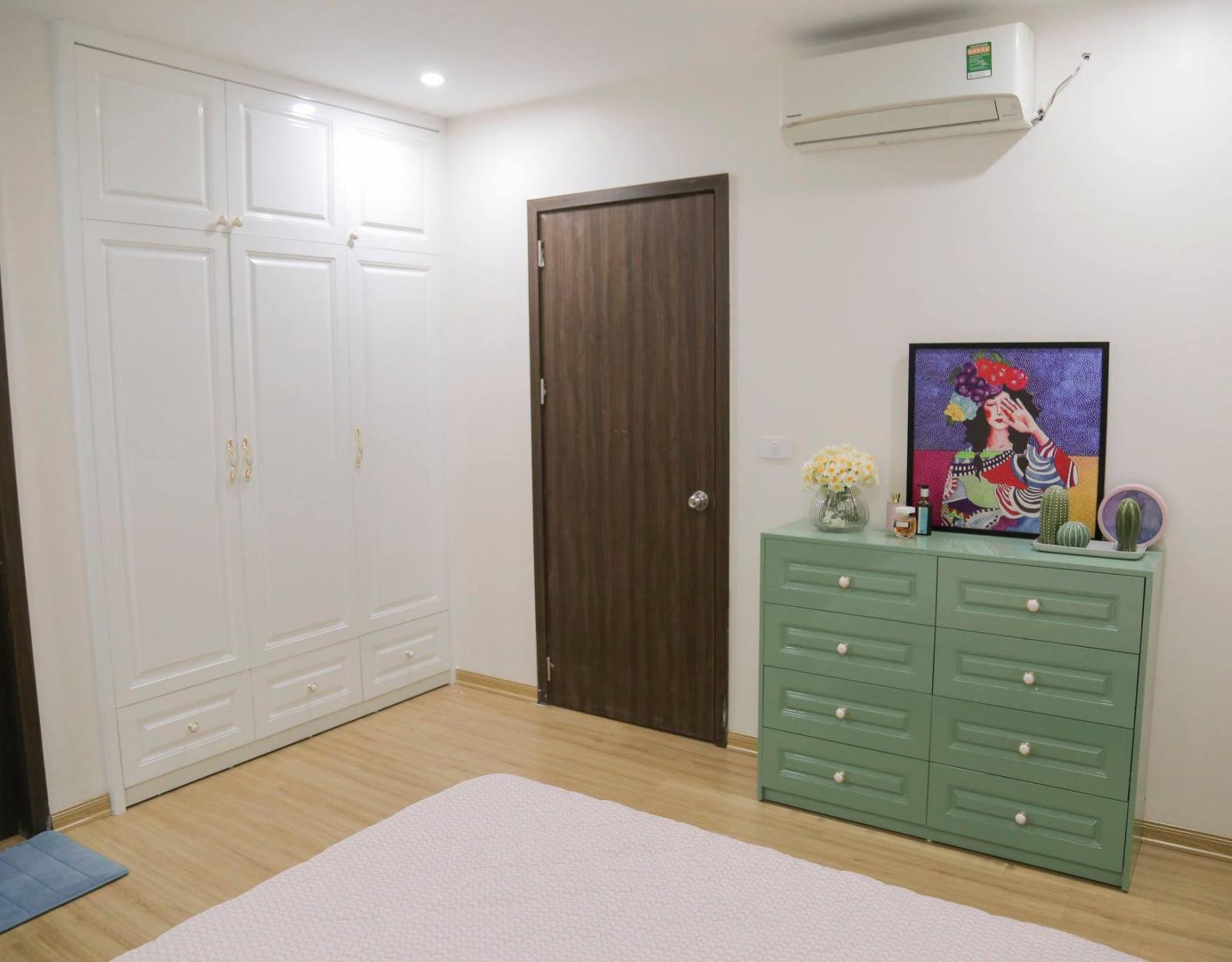 Kh&ocirc;ng gian ph&ograve;ng ngủ c&oacute; đồ nội thất cơ bản như giường, tủ quần &aacute;o.
