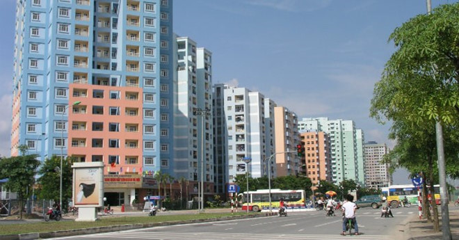 h&igrave;nh ảnh c&aacute;c t&ograve;a nh&agrave; ở b&igrave;nh d&acirc;n, nh&agrave; ở x&atilde; hội b&ecirc;n cạnh trục đường lớn c&oacute; nhiều xe cộ qua lại