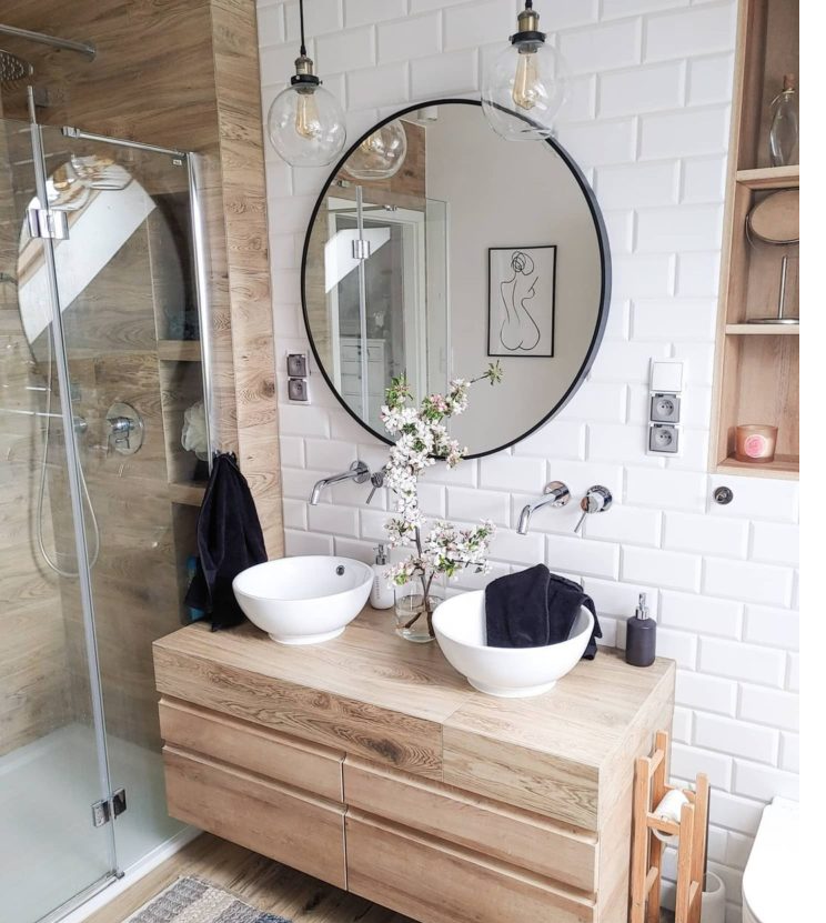 Mẫu ph&ograve;ng tắm hiện đại sử dụng gạch ốp l&aacute;t giả gỗ tạo cảm gi&aacute;c th&acirc;n thiện.
