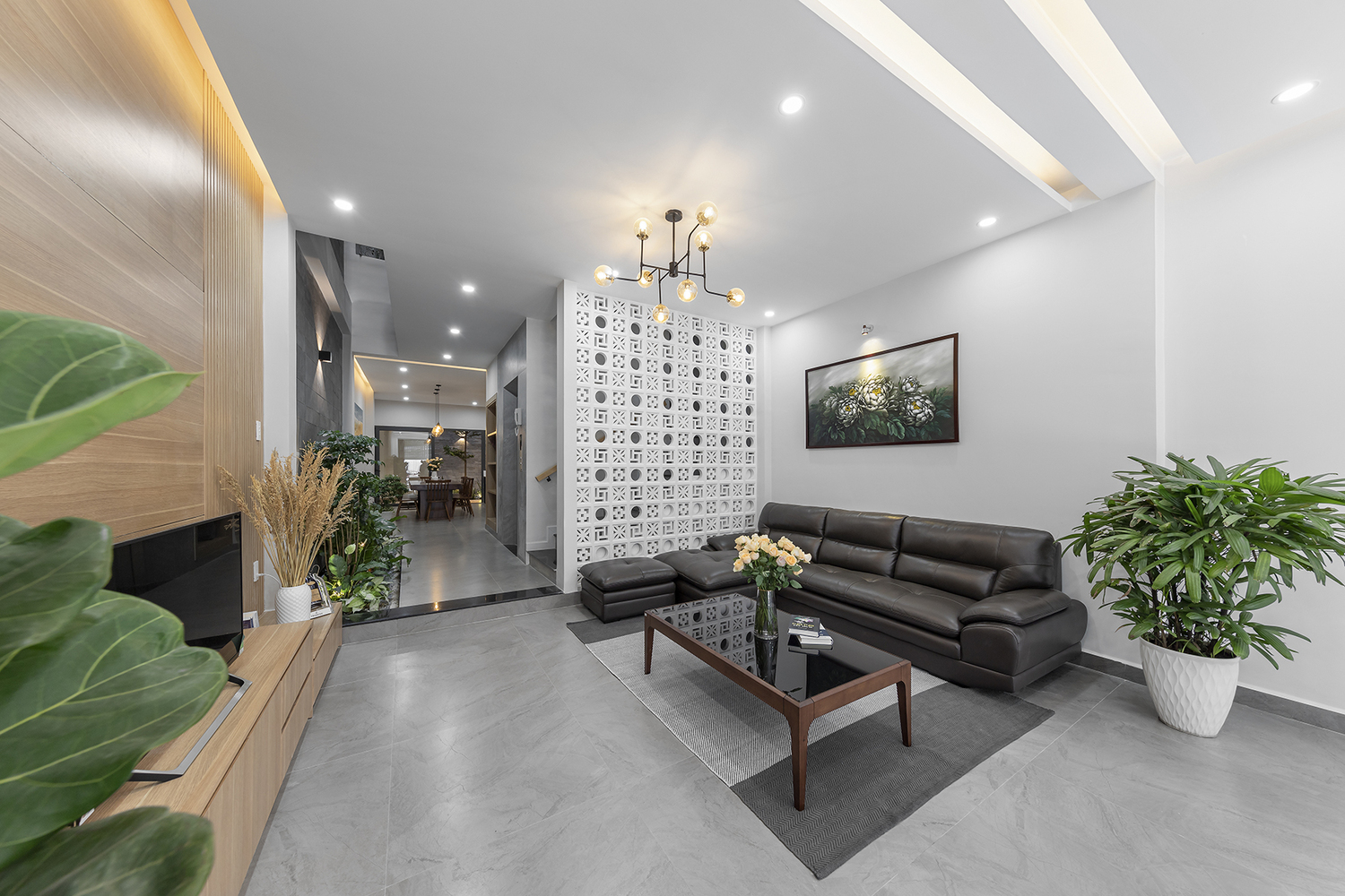 ph&ograve;ng kh&aacute;ch nh&agrave; phố nổi bật với sofa da m&agrave;u đen sang trọng
