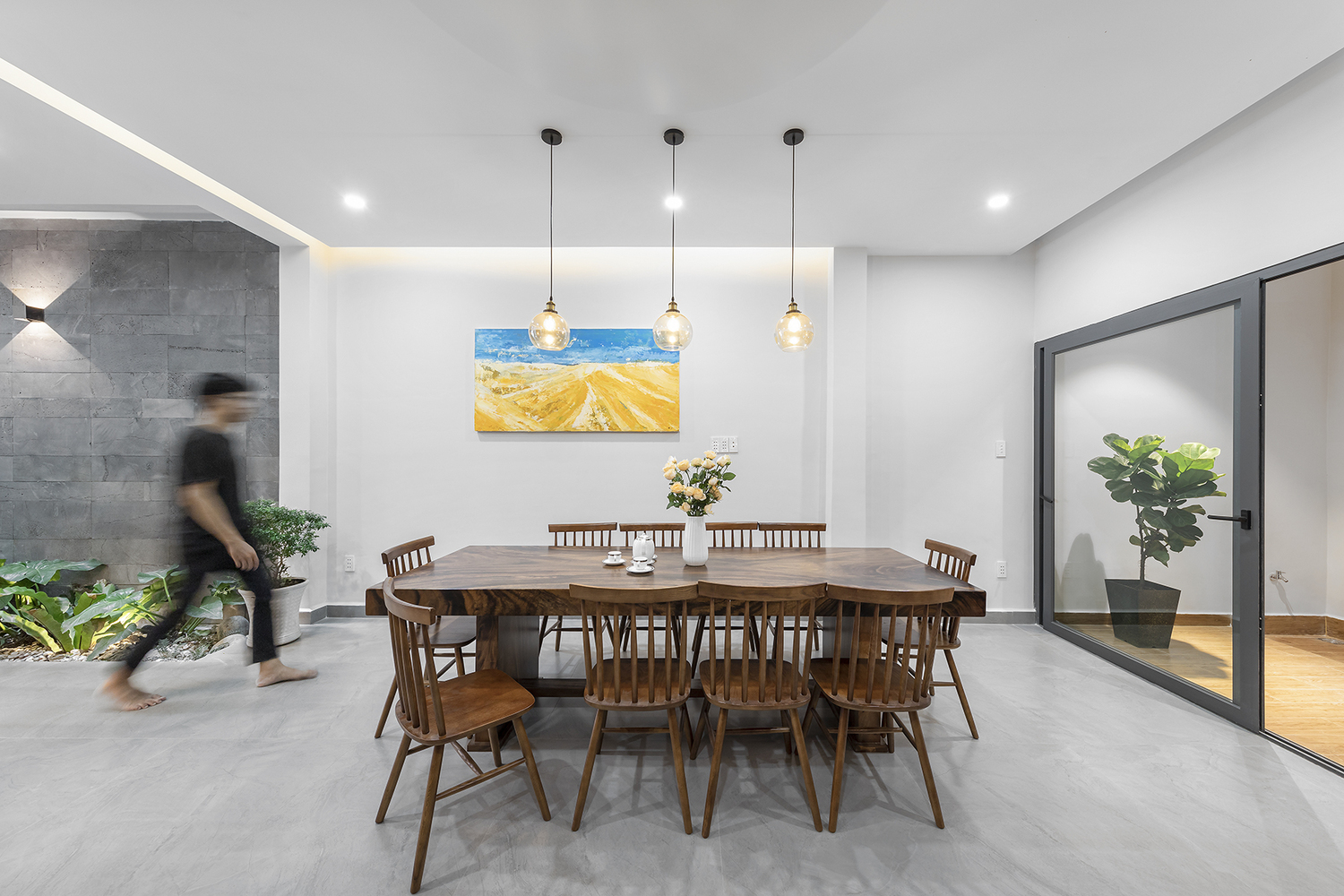 h&igrave;nh ảnh kh&ocirc;ng gian ăn uống trong nh&agrave; phố 4 tầng trở n&ecirc;n rộng r&atilde;i, tho&aacute;ng s&aacute;ng hơn gấp bội, mang đến cho người d&ugrave;ng bữa cảm gi&aacute;c thoải m&aacute;i, dễ chịu