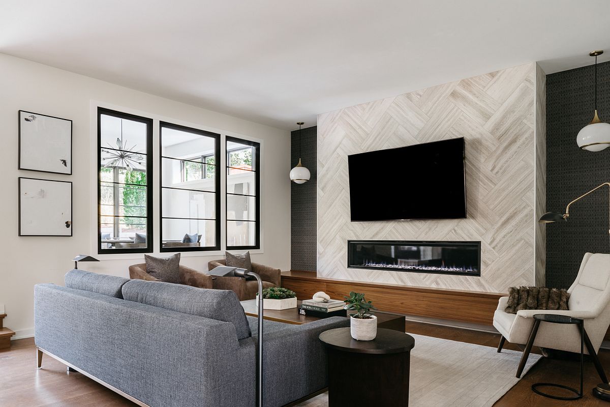 hình ảnh phòng khách phong cách đương đại với sofa ghi xám, tivi đặt trên lò sưởi màu đen hiện đại