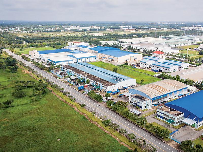 h&igrave;nh ảnh một khu c&ocirc;ng nghiệp ở B&igrave;nh Dương nh&igrave;n từ tr&ecirc;n cao với nhiều kho xưởng, nh&agrave; m&aacute;y, c&acirc;y xanh