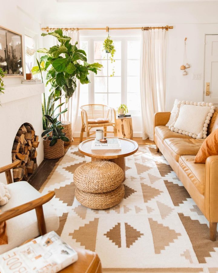 h&igrave;nh ảnh ph&ograve;ng kh&aacute;ch ngập tr&agrave;n &aacute;nh s&aacute;ng tự nhi&ecirc;n với sofa da v&agrave;ng, c&acirc;y xanh lớn