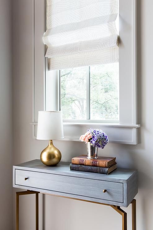 B&agrave;n Console table với kiểu d&aacute;ng nhỏ gọn, thiết kế tinh tế gi&uacute;p gia tăng gi&aacute; trị thẩm mỹ cho khu vực cửa sổ ph&ograve;ng kh&aacute;ch.