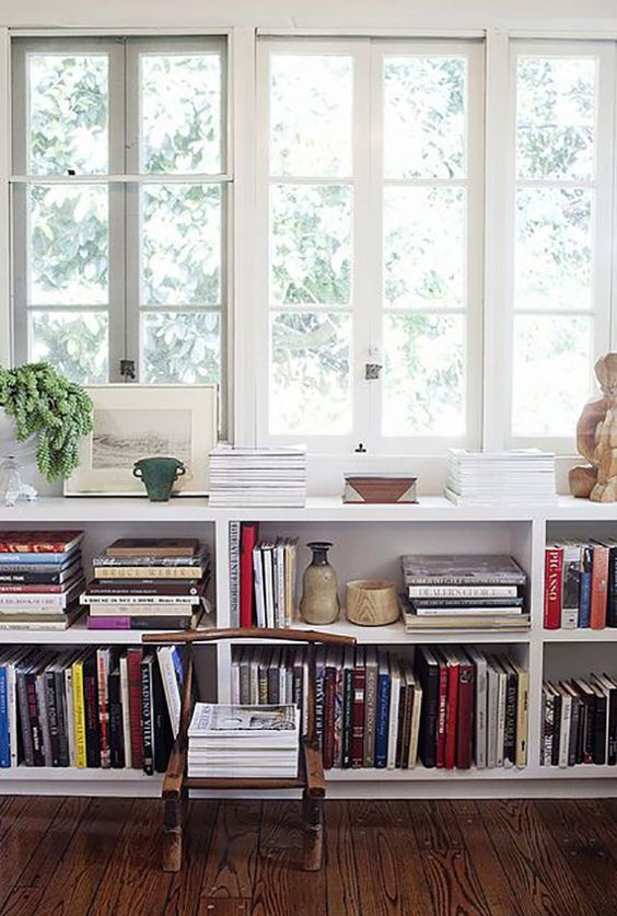 h&igrave;nh ảnh cận cảnh gi&aacute; s&aacute;ch thấp đặt ở cửa sổ k&iacute;nh ph&ograve;ng kh&aacute;ch