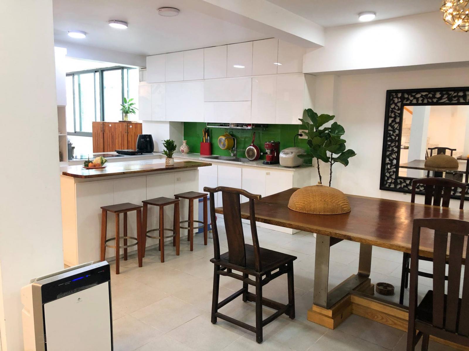 Gian bếp mở nối với ph&ograve;ng ăn