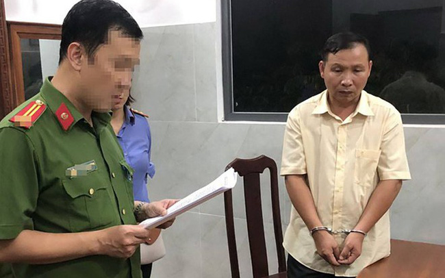 hai người đang đứng trong cơ quan c&ocirc;ng an