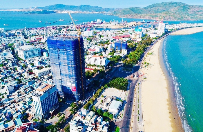hình ảnh một một góc thành phố ven biển nhìn từ trên cao với nhiều dự án codotel cao tầng xen kẽ khu dân cư thấp tầng, cây xanh