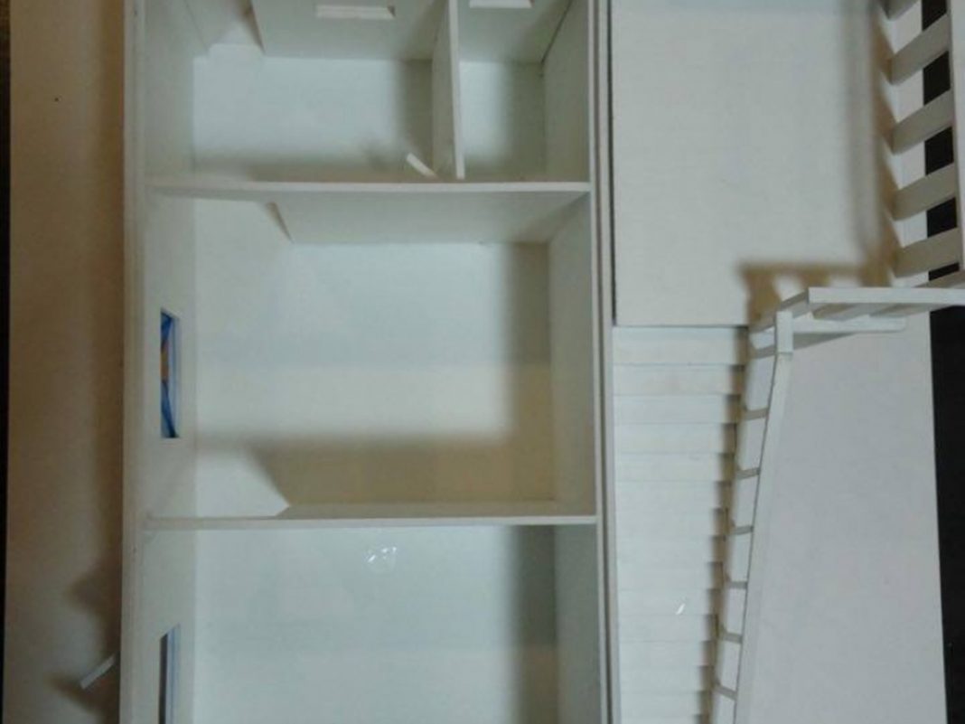 Cầu thang ngoài là lối đi chung cho người và gia súc khi lũ về