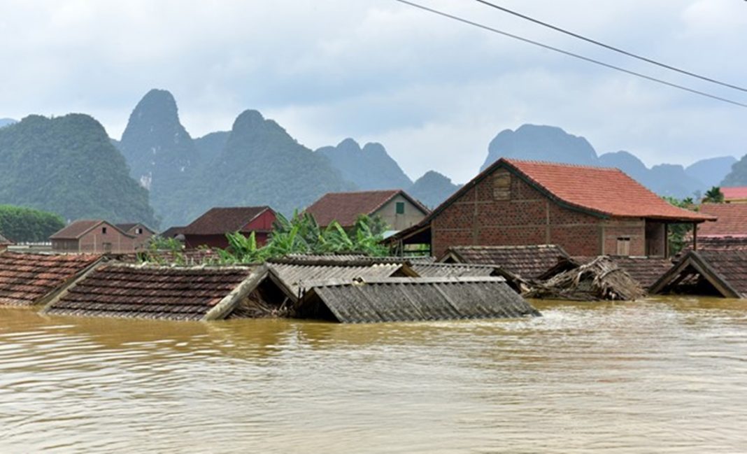 Những ngôi nhà 1 tầng ngập đến tận mái trong mùa mưa lũ.