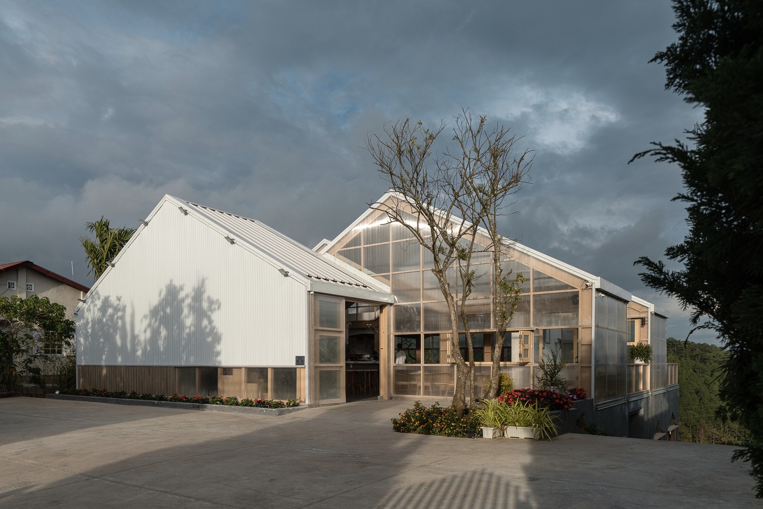 Qu&aacute;n c&agrave; ph&ecirc; ở Đ&agrave; Lạt c&aacute;ch trung t&acirc;m TP khoảng 3km, tọa lạc tr&ecirc;n sườn đồi thơ mộng, hướng nh&igrave;n về c&aacute;c thung lũng xanh mướt, mờ sương.