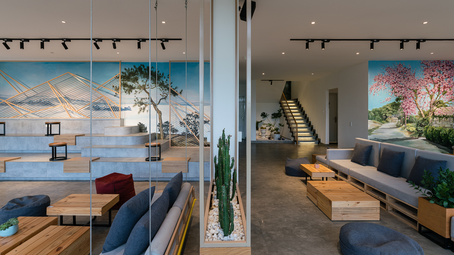 h&igrave;nh ảnh b&ecirc;n trong qu&aacute;n c&agrave; ph&ecirc; với b&agrave;n ghế sofa gỗ l&oacute;t nệm ngồi &ecirc;m &aacute;i, đ&egrave;n thả mặt d&acirc;y chuyền ấn tượng