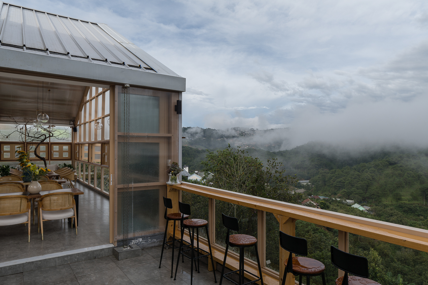 g&oacute;c ngồi uống c&agrave; ph&ecirc; dạng bar nh&igrave;n ra thung lũng xanh m&aacute;t, mờ sương