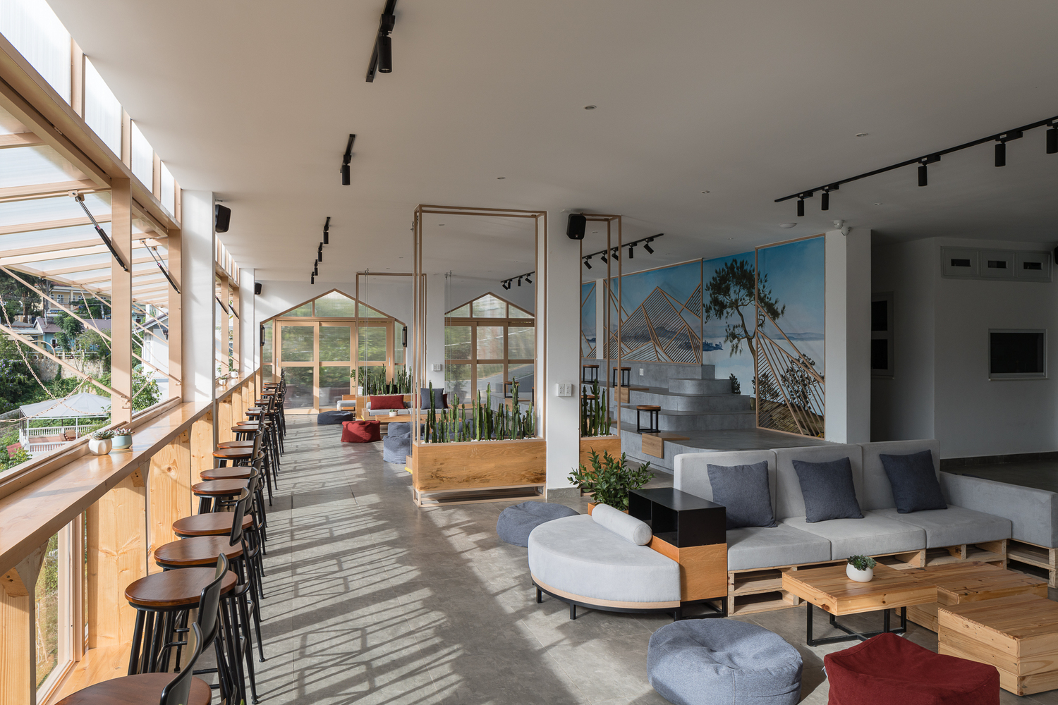 h&igrave;nh ảnh to&agrave;n cảnh kh&ocirc;ng gian b&ecirc;n trong qu&aacute;n c&agrave; ph&ecirc; nh&agrave; k&iacute;nh ở Đ&agrave; Lạt