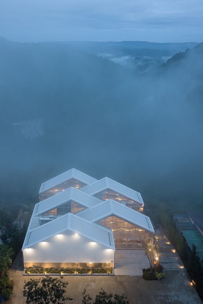 Khung cảnh mờ ảo, huyền b&iacute; của qu&aacute;n c&agrave; ph&ecirc; ở Đ&agrave; Lạt.