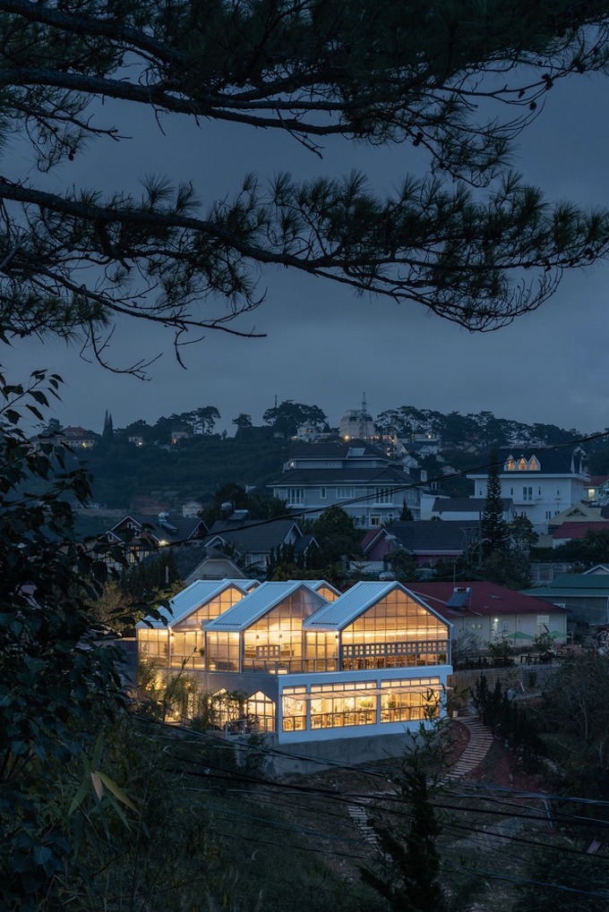 to&agrave;n cảnh qu&aacute;n c&agrave; ph&ecirc; về đ&ecirc;m giống như đ&egrave;n lồng tỏa s&aacute;ng