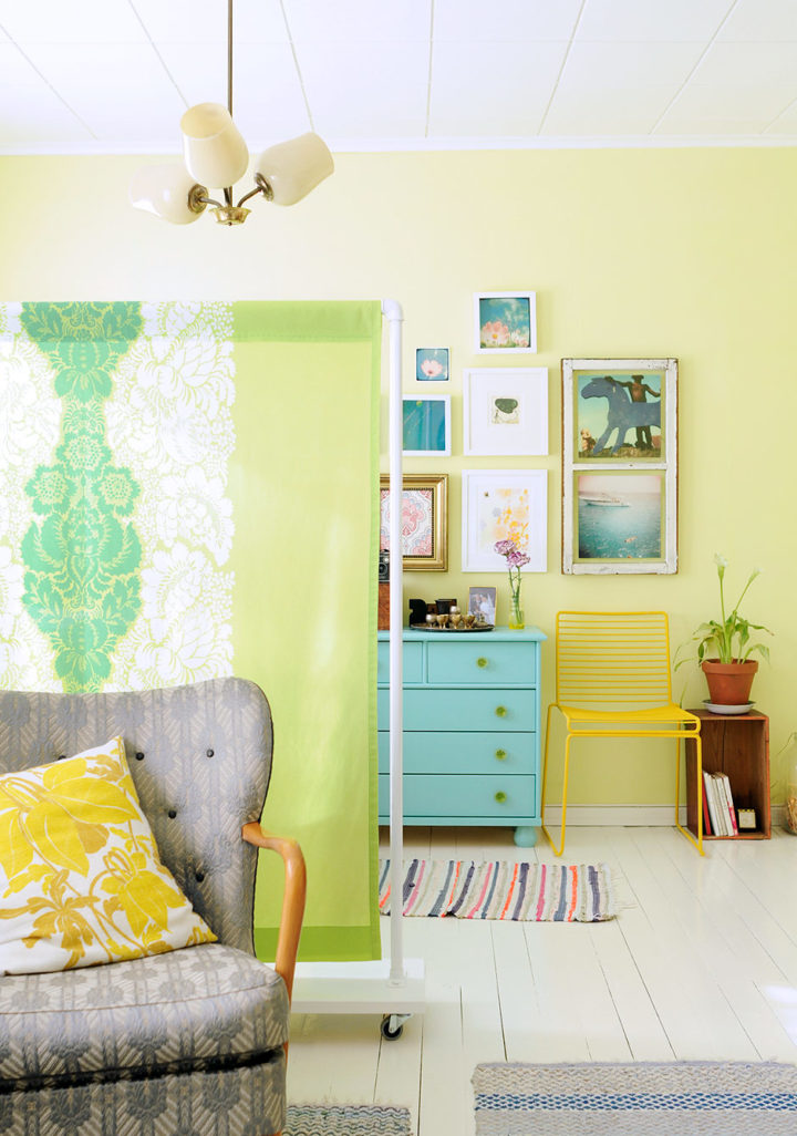 Rèm vải DIY tách biệt phòng khách với góc làm việc tại nhà.