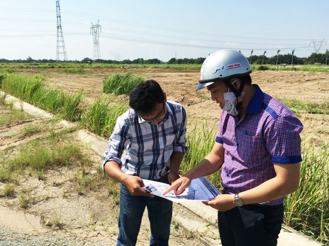 đất 10% là thuật ngữ không phải ai cũng hiểu đúng, hiểu rõ 2 người đang xem bản đồ một khu đất trống