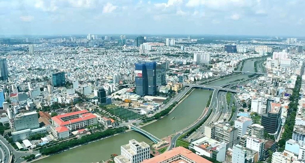 th&agrave;nh phố hai b&ecirc;n s&ocirc;ng với nhiều c&ocirc;ng tr&igrave;nh cao tầng nh&igrave;n từ tr&ecirc;n cao