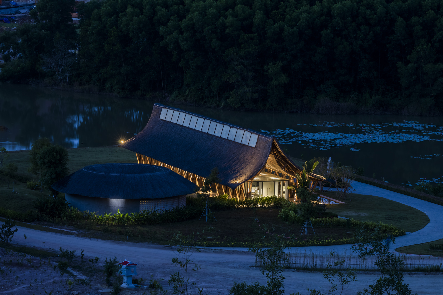 Khung cảnh tòa nhà khi đêm xuống